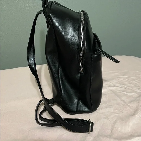 Reaction Kenneth Cole NWOT Black Vegan Leather Pebble Backpack Purse - Picture 2 of 10